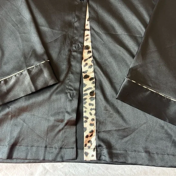 Victoria secret button up long sleeve night shirt 
With cheetah print lining - Picture 4 of 8